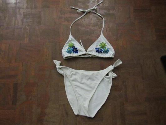 Bikini blanco se encuentra con mis tijeras. Lo corto como lo cortaría.