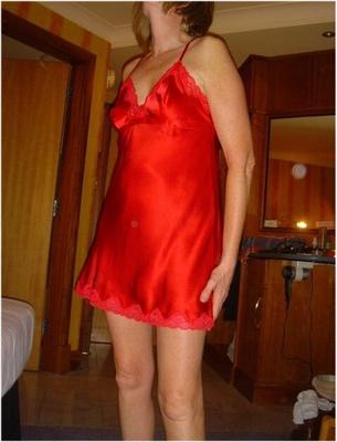 SNEAK PEEK IM HOTELZIMMER – ROTES NACHTKLEID