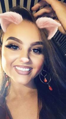 Joven morena se abre de par en par en selfies de primer plano