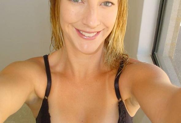 MILF blonde néerlandaise néerlandaise cherche des amants sur le Web de cesso.