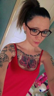 Skinny Chav Slut avec des tatouages, ajoutez-en, profitez-en !