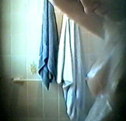 Fille sous la douche