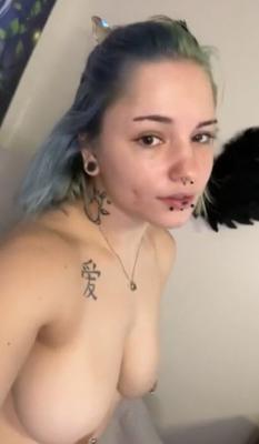 linda chica de al lado tipo desnuda masturbándose y más