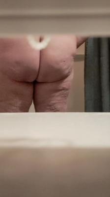 Mi suegra tomando una ducha mostrando su concha gorda grandes tetas