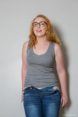 Natural Redhead is pleasing herself