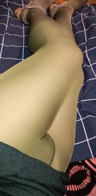 Tabithas Legs in green Pantyhose and wonderful brown Heels