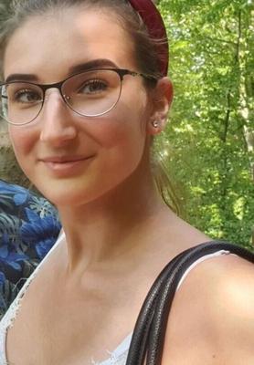 Meine sexy zukünftige Brautjungfer Martyna mit Brille