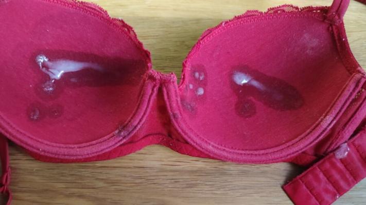 J'ai laissé du sperme dans son soutien-gorge rouge, baignons ses seins dans mon sperme