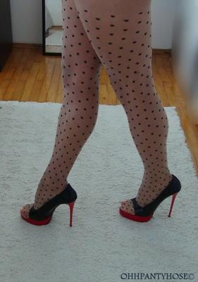 BLACK DOTS TAN PANTYHOSE