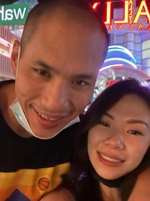 Casal de noivos com acompanhante de Las Vegas exposto