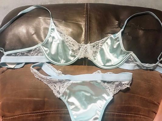 Soutien-gorge et culotte en satin avec mon sperme