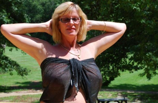 MILF posant sur sa terrasse