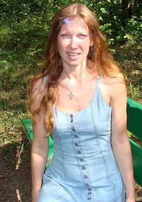 Skinny mature likes outdoor fun