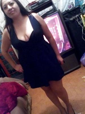 Gordibuna MILF Mexicana Posando