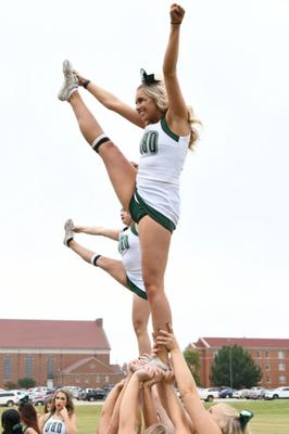 Süße Cheerleader des Midwestern College: Kommentieren Sie, wen Sie mögen