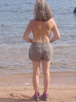 Brünette MILF nackt am Strand