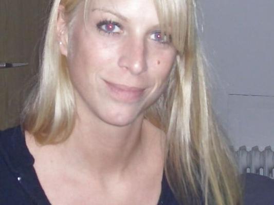 Jolie blonde aux yeux bleus