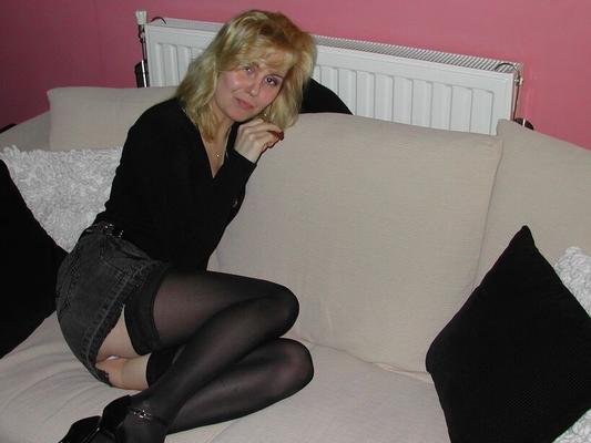 MILF blonde russe exposée s'étalant et suçant