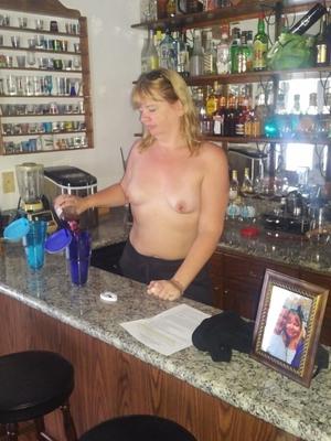 Le barman seins nus devient pervers