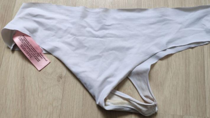 String fin et sale porté par ma femme, fête, baisée, taches