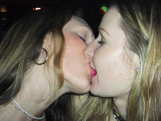 Girls Kissing Girls