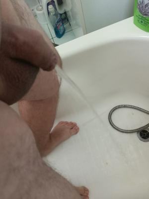 Ich pinkle unter der Dusche ... gibt es Freiwillige, die pinkeln gehen?