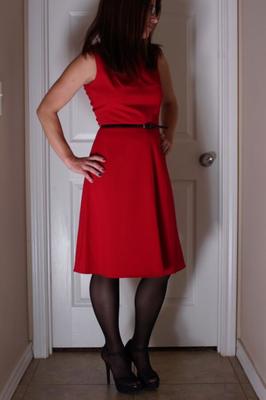 Lauren in rotem Kleid, schwarzer Strumpfhose und High Heels