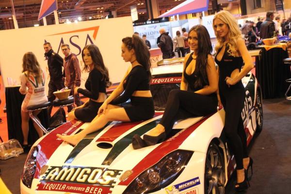 Filles sexy de promotion de sport automobile