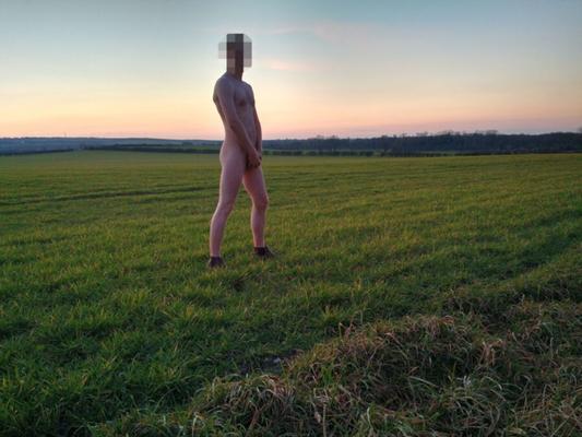 Moi nue dans un champ public exposé