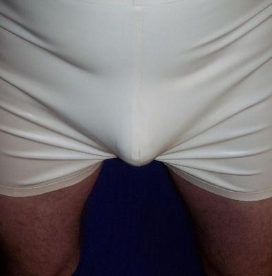 moi dans un pantalon en caoutchouc blanc