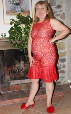 Julia, une salope mature en robe en dentelle rouge