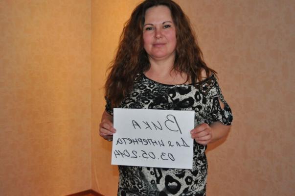 Old fat russian prostitute Vika holding proof shot sign