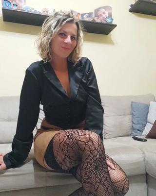 Muito gostosa amadora MILF Monica de biquíni e nylon