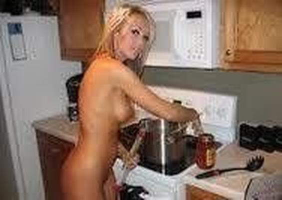 Femmes nues cuisinant !