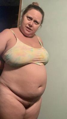 Uma mulher gorda muito bonita totalmente exposta