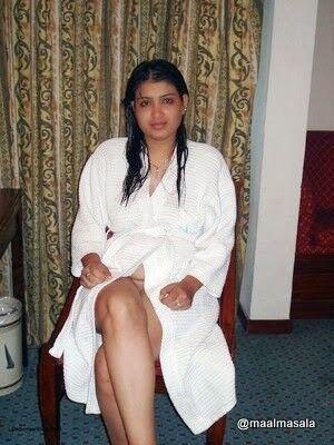 Horny desi indian bhabhi shows off her extra-marital affairs