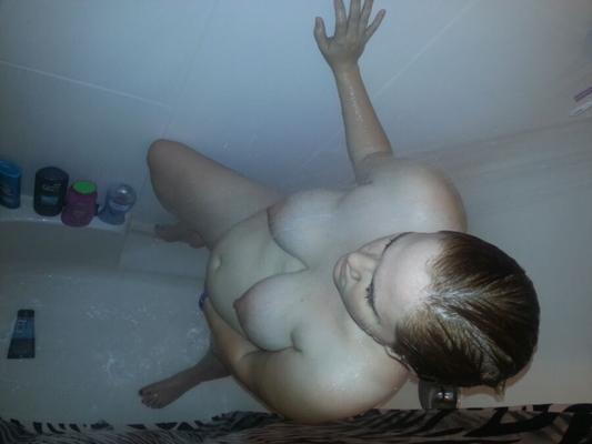 Lizzy joue sous la douche. 