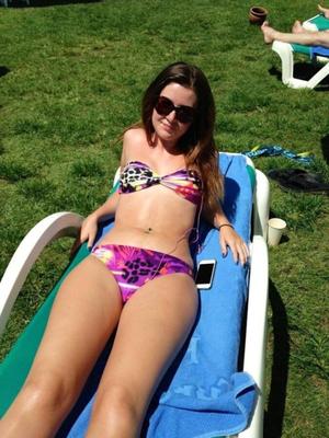 Adolescentes británicos - ¡Linda adolescente coquetea con el cuerpo de vacaciones!