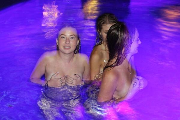 (Nicht nackte) Teenager-Mädchen in einem Hinterhof-Pool, die Spaß haben