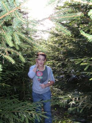 Jeune femme amateur posant dans le parc