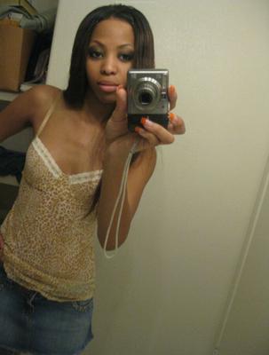 Ebony Hottie zieht sich aus und macht Selfies