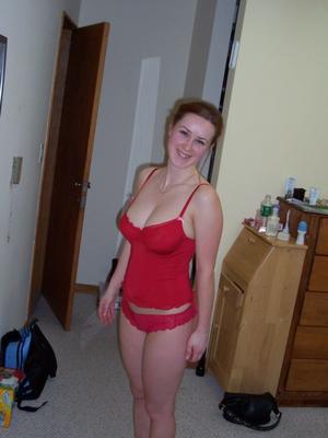 femme aux gros seins taquine en lingerie rouge