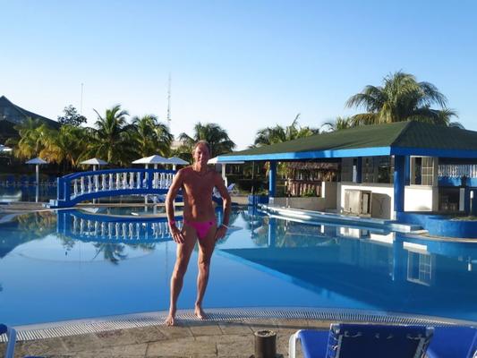 Listo para nadar en la piscina.