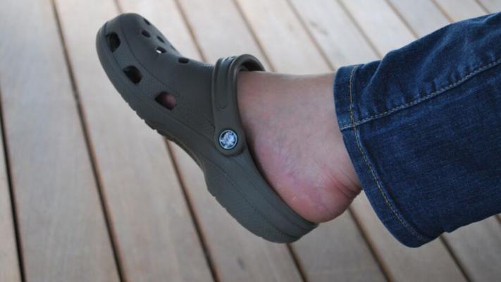 Sie schwitzen in ihren Crocs...