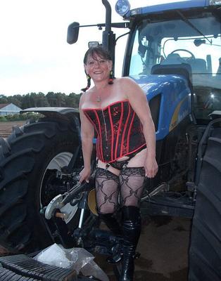 Marie aus Elgin mit einem Traktor