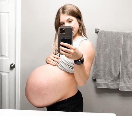 Katie, maman jumelle enceinte amateur. 