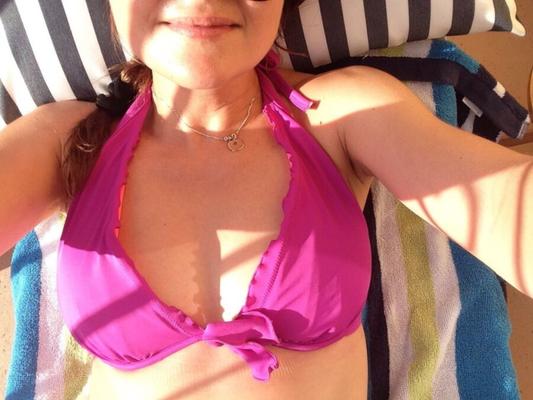 Amie aux gros seins en bikini violet