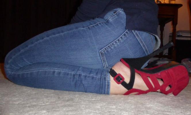 Meine Schlampenfrau wartet in engen Jeans und Plateau-High-Heels