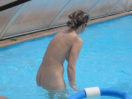 Private und gestohlene Bilder Ihrer Frauen am Pool