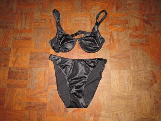 Le bikini haut de soutien-gorge noir Wetlook rencontre mes ciseaux